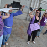 Tendal de sujetadores en la puerta del Ayuntamiento de Valladolid