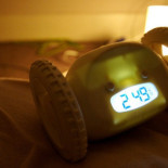 Del que tiene ruedas al que tendrás que disparar: diez despertadores con muy mala leche