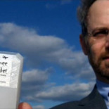 Un gadget para viajeros de avión que impide reclinar el asiento de delante genera polémica en EEUU