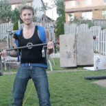 Construye un exoesqueleto casero que levanta 77 kilos sin esfuerzo