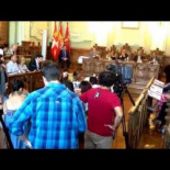 El público corea "alcalde dimisión" e interrumpe el Pleno del ayuntamiento de Valladolid
