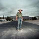 Retrata a los solitarios, ilegales y perdedores varados en los villorrios del Valle de la Muerte