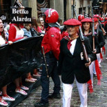 Plásticos negros contra el desfile de mujeres en el Alarde de Hondarribia