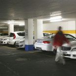 Atraviesa la pared y cae al vacío al aparcar su coche