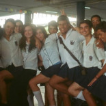 Estudiantes van de falda al colegio en apoyo a compañera transgénero que fue discriminada