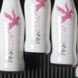 Una vaca gallega con alas torea a Red Bull