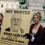 Decenas de europarlamentarios se concentran para clamar contra el nombramiento de Cañete