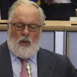 La Eurocámara aún tiene dudas sobre los negocios de Cañete y aplaza su decisión