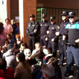 Las autoridades entran a la casa de la auxiliar contagiada para llevarse a su perro, Excalibur