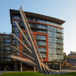 El puente peatonal que se abre como un abanico
