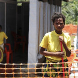 Las familias de Sierra Leona comienzan a cuidar enfermos en sus casas en una señal de derrota ante la enfermedad