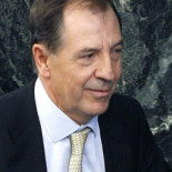 Sánchez Barcoj recortaba en papel y agua caliente mientras él fundía la tarjeta VIP