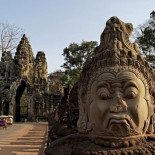 Una holandesa destroza una estatua en los templos camboyanos de Angkor