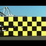 ¿Qué sucede si conduces a 95 km/h y lanzas una pelota a 95 km/h pero en sentido contrario?