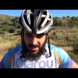 Atropellan a un ciclista y después lo apedrean