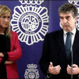 Admitida la querella contra Cifuentes y Cosidó por prohibir símbolos republicanos en la proclamación del rey