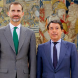 Ignacio González fleta un autobús de periodistas desde Sol hasta la Zarzuela para que le fotografíen con el Rey