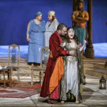 Hacen salir de sala de Ópera de París a espectadora con velo