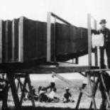 Brian Cox le vuelve a dar la razón a Galileo en la cámara de vacio más grande del mundo