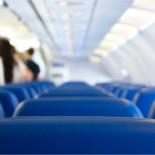 Cómo se dispersa un virus al estornudar dentro de un avión