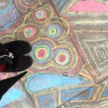 El ilustrador David Peña "Puño" a comisaría por pintar con tiza con sus alumnos