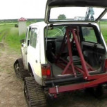 Labrando un bancal con un Lada Niva modificado con orugas [RUS]