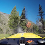 Piloto aterriza avión en medio de un bosque entre montañas