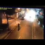 Pandilla atacando con cohetes a la policia en Londres