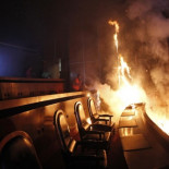 Manifestantes queman el Congreso de Guerrero por los estudiantes desaparecidos + Video