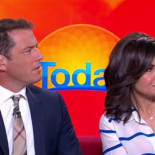 Un presentador de televisión lleva el mismo traje durante un año por su compañera