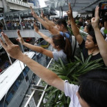 Detenidos cinco estudiantes en Tailandia por hacer el saludo de 'Los Juegos del Hambre'