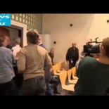 Padre de víctima de accidente lanza una silla al juez despues de oir la pena impuesta a un conductor kamikaze