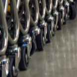 Madrid-Barajas, único aeropuerto que cobra por los carritos, no sabe qué hacer contra su mafia de 'gorrillas'