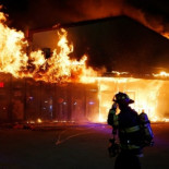 La decisión de no imputar al policía que tiroteó a un joven negro incendia Ferguson