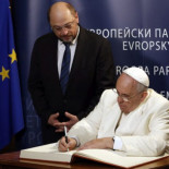 Iglesias loa al Papa y dice que sería un honor reunirse con él