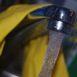 Cómo nos dio por embotellar el agua del grifo y pagar por ella