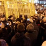 La policía irrumpe violentamente en la concentración de Sol contra la pobreza energética