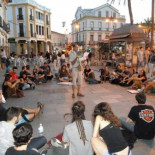 Multan con 331 euros a un pensionista por cantar “La mala reputación” en una protesta por la renta básica