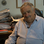 Mujica: "¿Llama la atención que ande en un autito viejo? El mundo está loco"