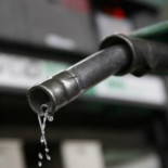 ¿Por qué el petróleo ha caído un 40% y la gasólina y el gasóleo sólo un 12%?