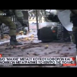 Un policía metiendo un molotov en la mochila de un detenido para poder acusarle "con pruebas" ayer en Atenas