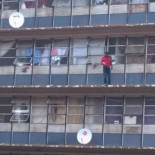 "Salta, salta, salta" Una multitud anima a un hombre a suicidarse [ENG]