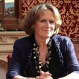 Una baronesa británica culpa del hambre a los pobres