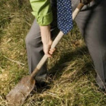 El alto costo en los servicios funerarios lleva a los británicos a enterrar a sus parientes en el jardín
