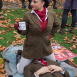 Masiva protesta en Reino Unido con mujeres haciendo facesitting por las nuevas restricciones al porno [ENG]