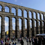 La Policía identifica a una menor que pintó sus iniciales en el acueducto de Segovia