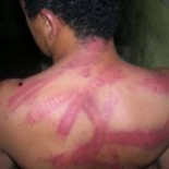 Condenado un carcelero, ya jubilado, por torturar a un preso con esquizofrenia