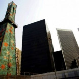 La escuela con una torre de perforación de petróleo -que paga la mayoría de sus gastos-(EN)
