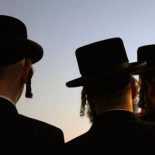 Grupos de judíos ultraortodoxos se empeñan en retrasar vuelos por negarse en rotundo a sentarse junto a mujeres [EN]