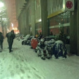 Fotos de gente haciendo cola en la tienda  Apple "Sapporo" de Japón (eng)